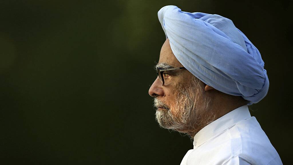 ARCHIV - Indiens scheidender Premierminister Manmohan Singh geht, nachdem er dem ehemaligen indischen Premierminister R.Gandhi an seinem Todestag die letzte Ehre erwiesen hat. Foto: Manish Swarup/AP/dpa
