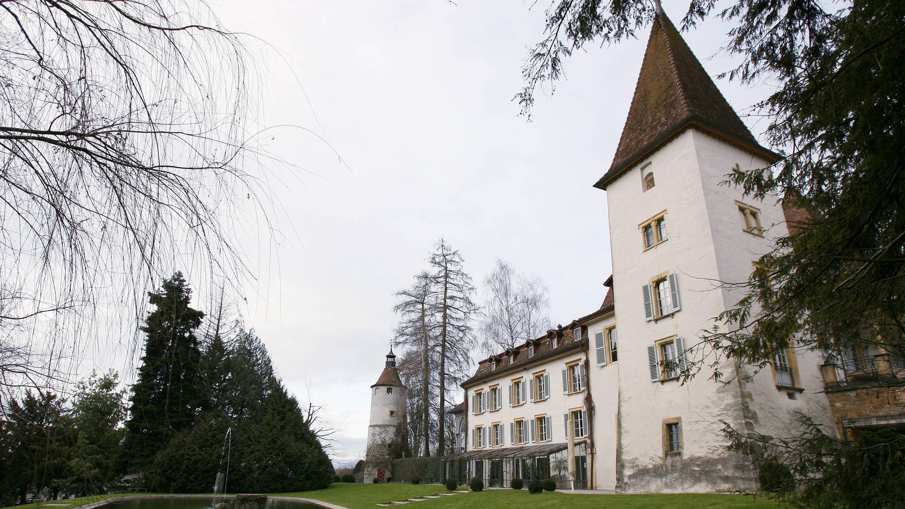Sicht auf das Schloss des Dorfes Münchenwiler bei Murten (FR).