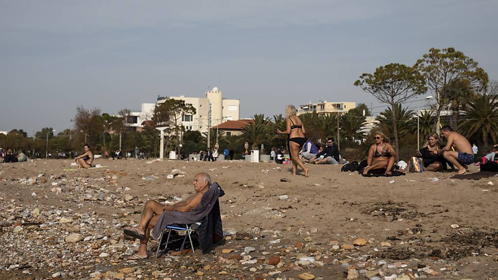 Das warme Wetter hat die Menschen in Glyfada, einem Vorort von Athen, zum Strand gezogen. Foto: Yorgos Karahalis/AP/dpa
