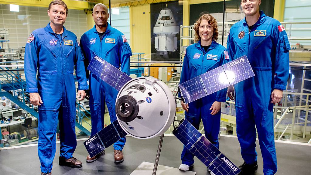 ARCHIV - Die Crew-Mitglieder der Artemis 2-Mission der US-Raumfahrtbehörde Nasa, Reid Wiseman (l-r), Victor Glover, Christina Koch und Jeremy Hansen, steht bei einem Pressetermin im Gebäude der ArianeGroup. Sie berichteten von der bevorstehenden «Artemis 2-Mission». Foto: Hauke-Christian Dittrich/dpa
