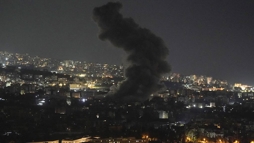 Rauch steigt nach einem israelischen Luftangriff in Dahieh, einem Vorort von Beirut, auf. Foto: Bilal Hussein/AP/dpa