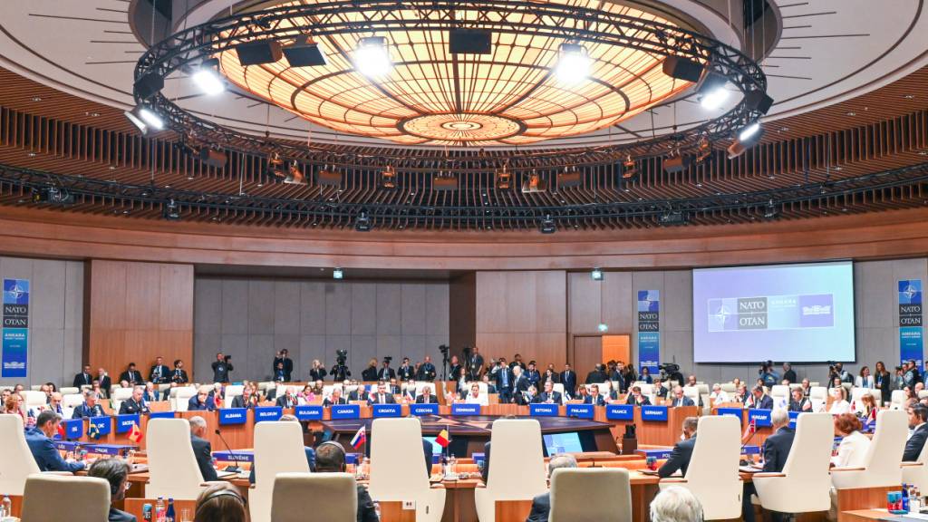 Vertreter der Nato-Staaten nehmen an der Arbeitssitzung beim Nato-Gipfel dem Treffen des Nordatlantikrats auf Ebene der Staats- und Regierungschefs teil. Foto: Ansgar Haase/dpa