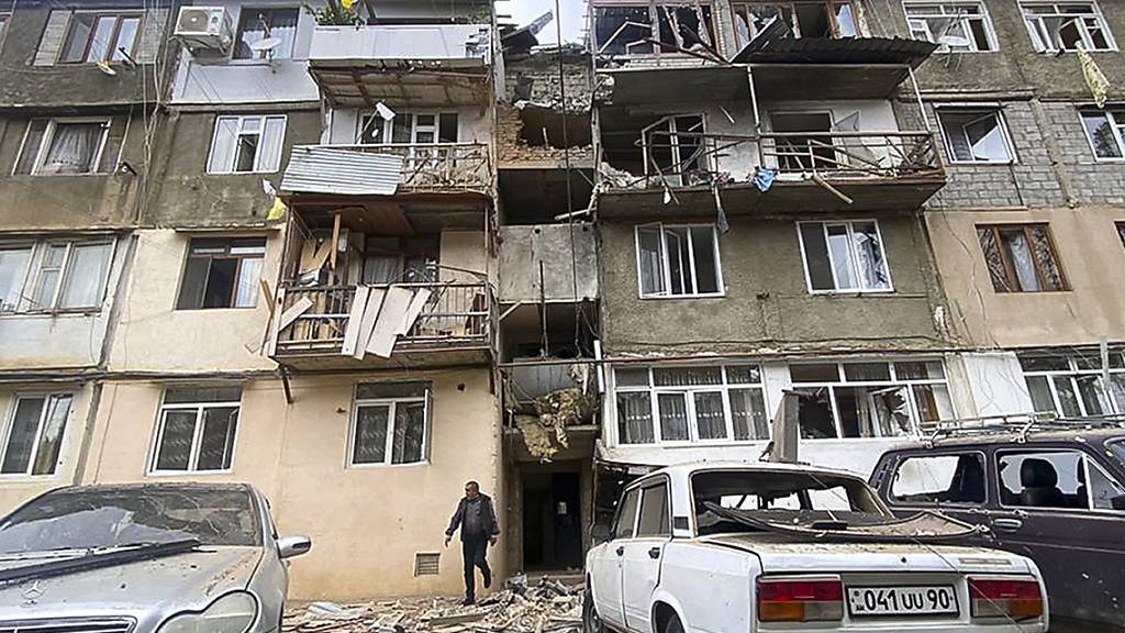 dpatopbilder - Ein beschädigtes Wohnhaus nach einem Beschuss. Aserbaidschan im Südkaukasus fordert als Bedingung für das Ende seines Militäreinsatzes die Niederlegung der Waffen und die Abdankung der armenischen Führung in der Region Berg-Karabach. Foto: Siranush Sargsyan/AP/dpa