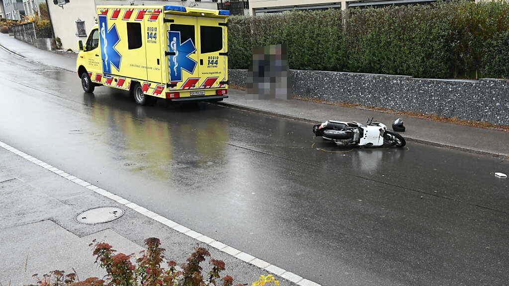 Ein Motorradfahrer hat sich am Samstagmittag bei der Kollision mit einem Auto in Eschenbach SG verletzt.