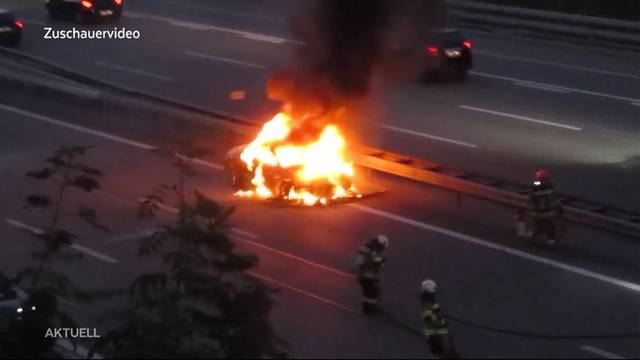 Auto fängt während Fahrt auf A1 Feuer