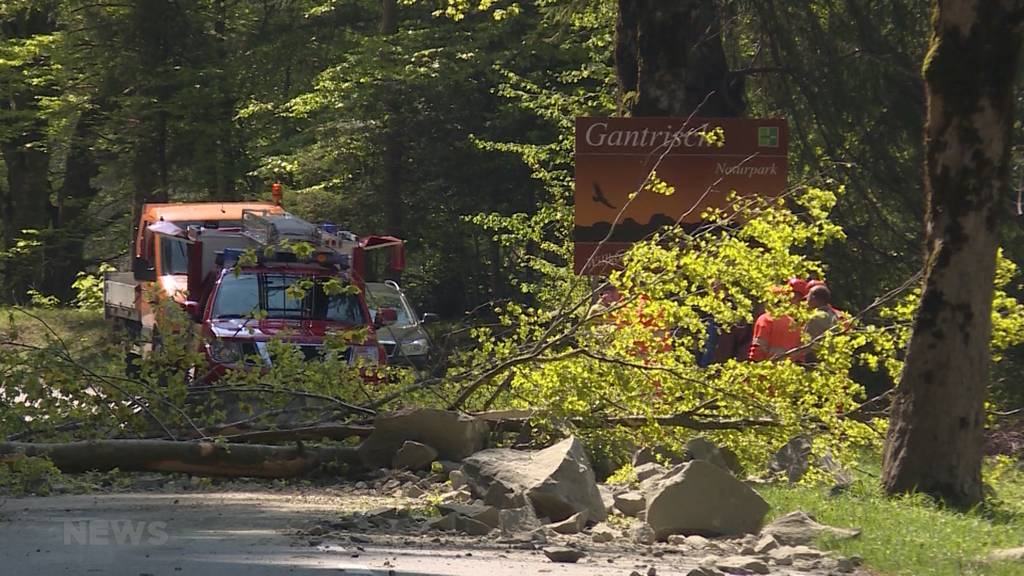 Felssturz in Schwarzenburg verschüttet Strasse