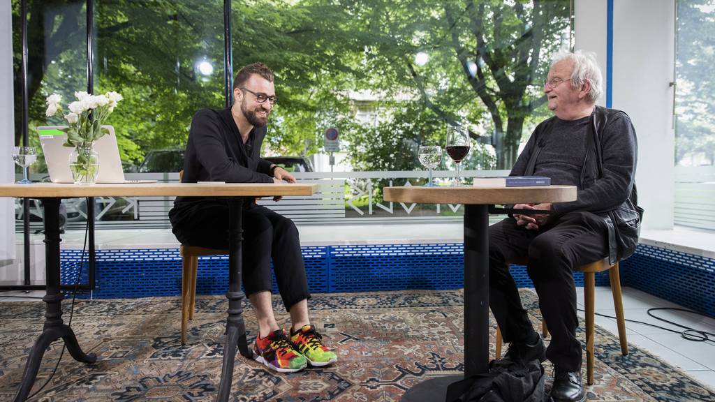 Der Schweizer Schriftsteller Peter Bichsel, rechts, im Gespräch mit dem Künstler und Moderator Livio Beyeler über Bichsels Kolumnen.