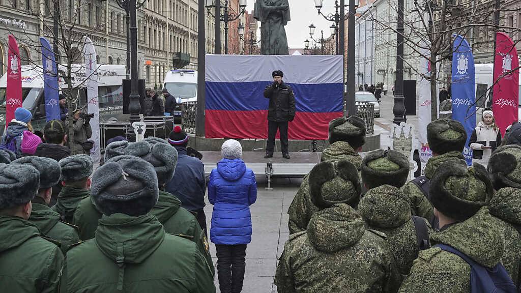 ARCHIV - Ein Polizist singt anlässlich des 11. Jahrestages der Annexion der Krim durch Russland (Archivbild). Foto: Dmitri Lovetsky/AP/dpa