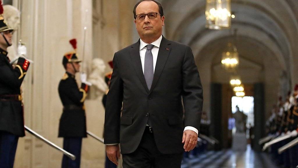 Hollande auf dem Weg zu seiner Rede in Versailles: Der Präsident schwört die Nation auf einen langen und umfassenden Kampf gegen den IS ein.