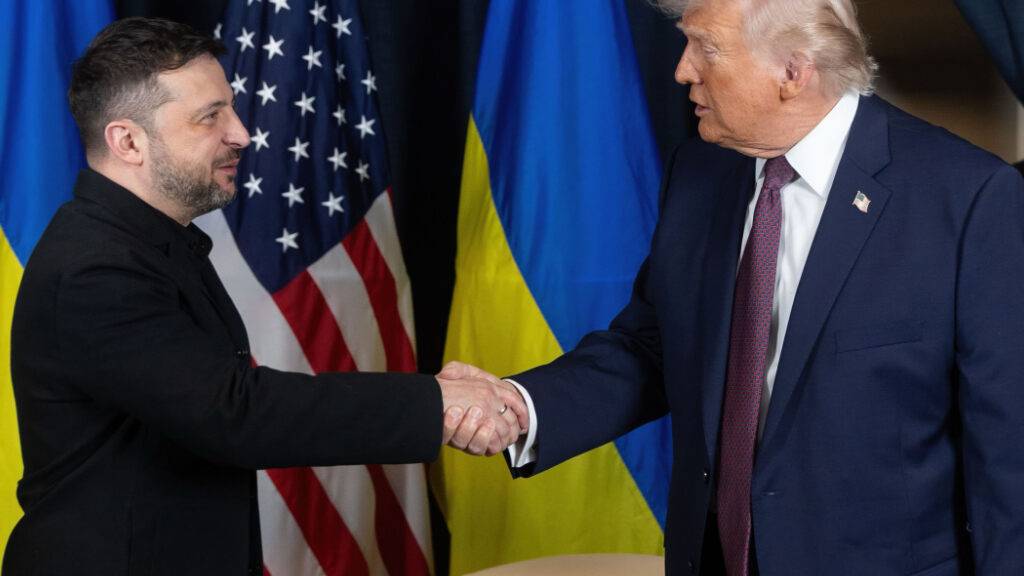 ARCHIV - US-Präsident Donald Trump (r) schüttelt dem ukrainischen Präsidenten Wolodymyr Selenskyj die Hand. Foto: Ukraine Presidency/Ukrainian Pre/Planet Pix via ZUMA Press Wire/dpa/Archivbild