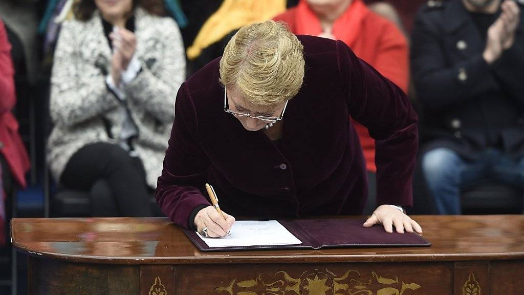 Die Präsidentin Chiles, Michelle Bachelet, hat ein Gesetz zur Aufweichung des Abtreibungsverbots in ihrem Land unterzeichnet und damit in Kraft gesetzt.