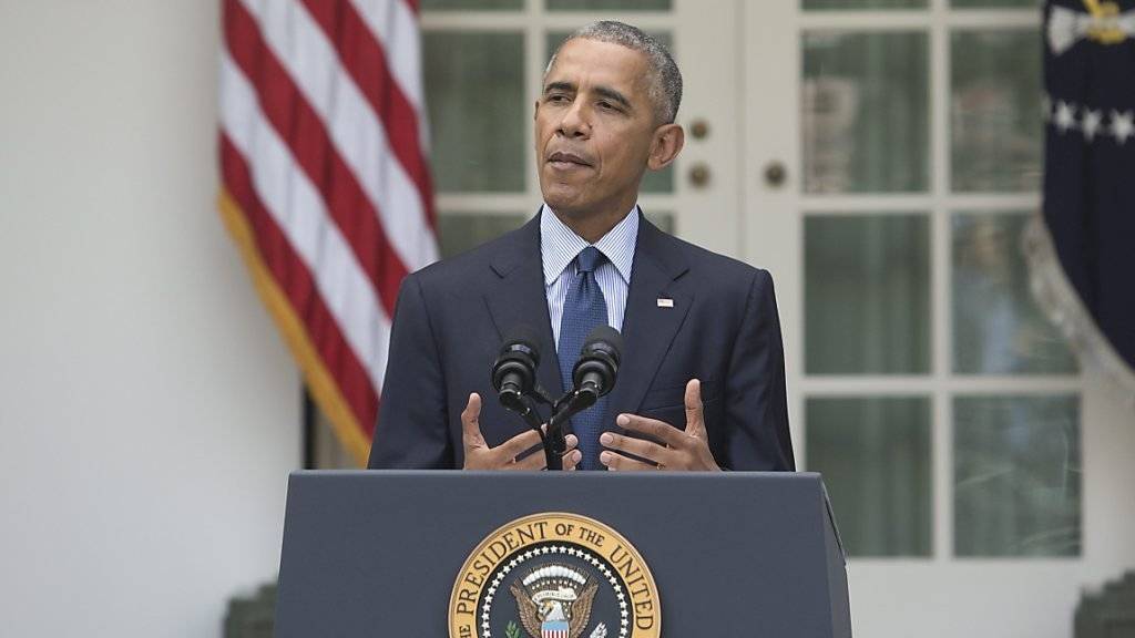 US-Präsident Barack Obama bei einer Ansprache vor dem Weissen Haus: Mit der Haftverkürzung für 102 Personen hat Obama sein Programm weitergeführt, mit dem er nicht-gewaltätige Häftlinge vor unverhältnismässig langen Haftstrafen bewahrt. (Archivbild)