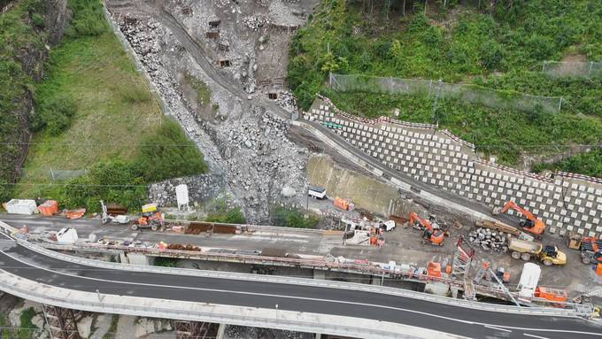 Axenstrasse bleibt bis auf Weiteres gesperrt