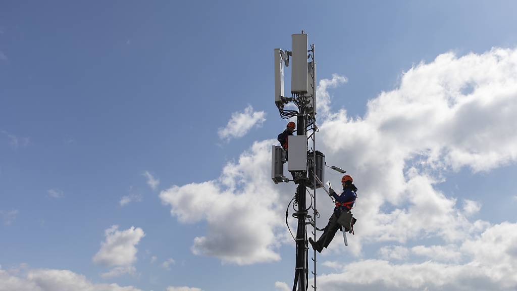 Beim Ausbau der 5G-Netze sind die Anbieter nicht auf den chinesischen Huawei-Konzern angewiesen. Dies zumindest behauptet Konkurrent. Im Bild: Monteure bei der Installation einer 5G-Antenne in Bern.(Archivbild).