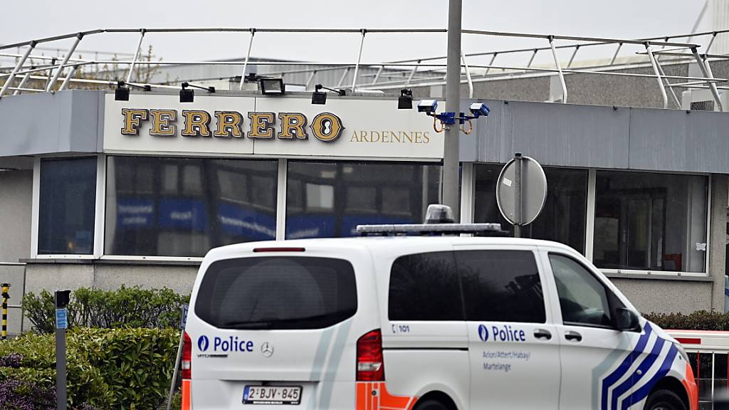 Ein Polizeifahrzeug steht vor der Ferrero-Fabrik im belgischen Arlon.