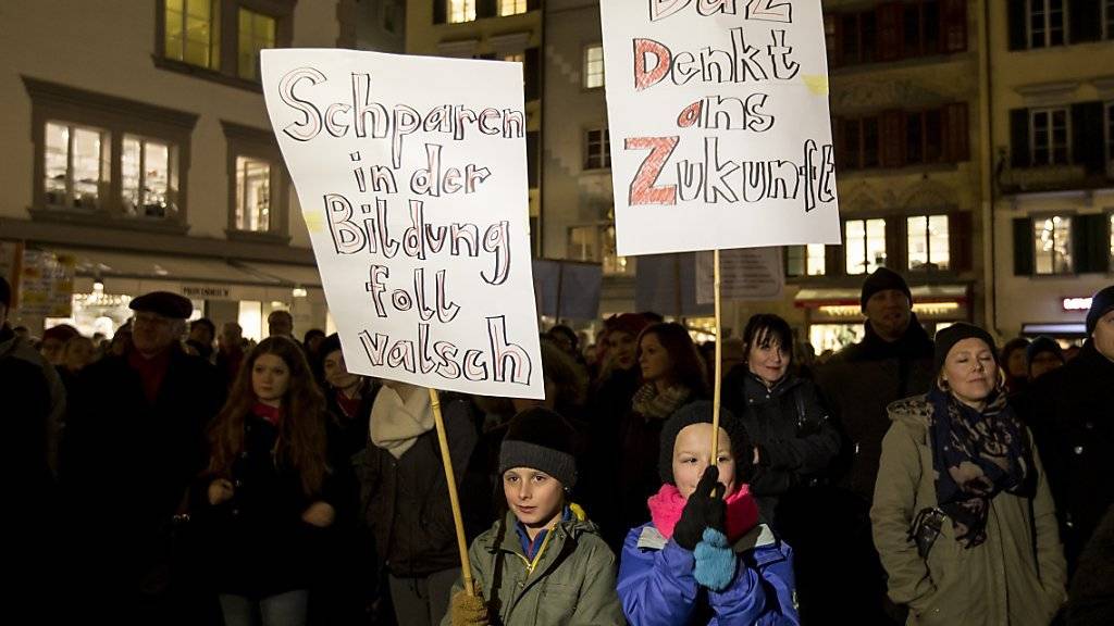 «Foll valsch»: An der Demonstration gegen Sparmassnahmen in Luzern wehren sich auch Kinder gegen Abbau bei der Bildung.