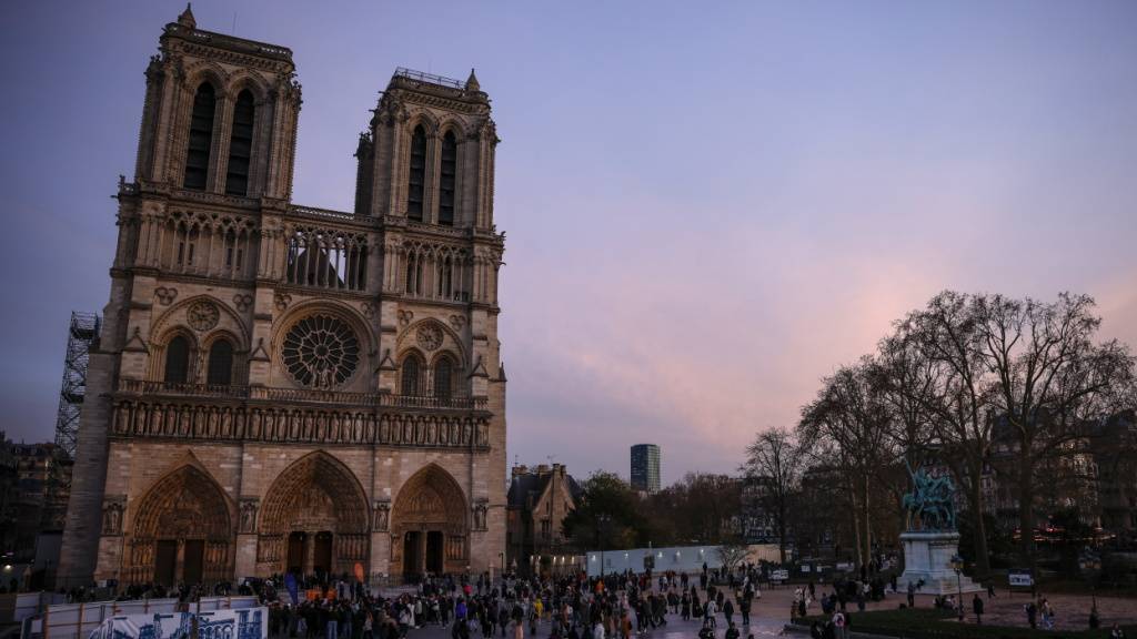 Mehr als elf Millionen Menschen haben die berühmte Pariser Kathedrale Notre-Dame seit ihrer Wiedereröffnung vor einem Jahr besucht – ein neuer Rekord. (Archivbild)