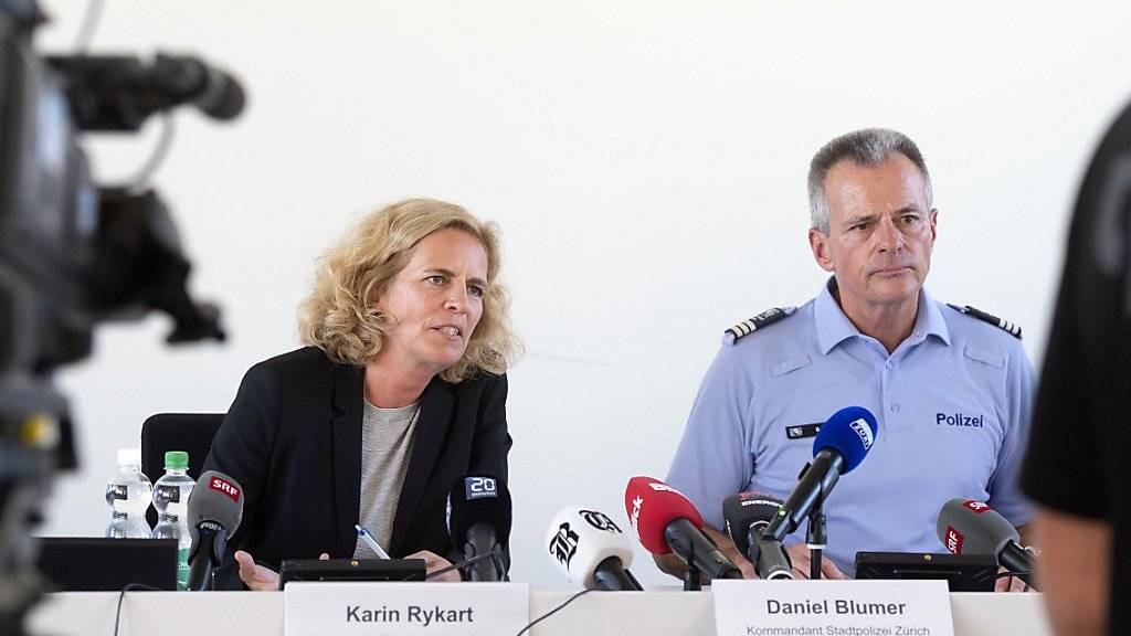 An einer Medienkoferenz der Stadtpolizei Zürich informieren Karin Rykart, Vorsteherin Sicherheitsdepartement, und Daniel Blumer, Kommandant Stadtpolizei Zürich, am Montag über die Ausschreitungen vom Samstag in Zürich.