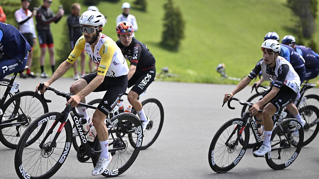 Leader Adam Yates (in Gelb) fährt in der 7. Etappe der Tour de Suisse vor seinem portugiesischen Teamkollegen und Gesamt-Zweiten Joao Almeida (rechts)