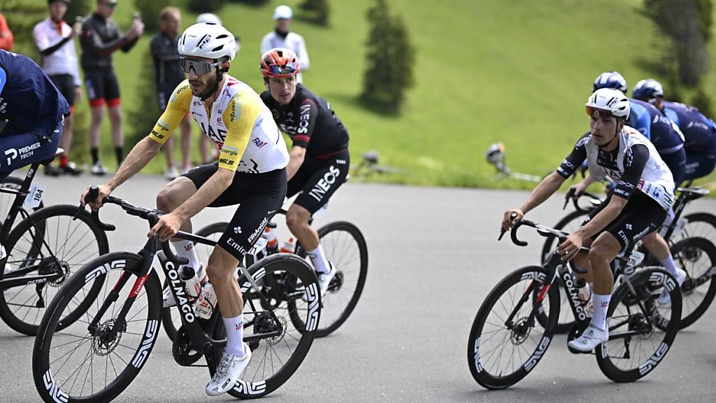 Leader Adam Yates (in Gelb) fährt in der 7. Etappe der Tour de Suisse vor seinem portugiesischen Teamkollegen und Gesamt-Zweiten Joao Almeida (rechts)