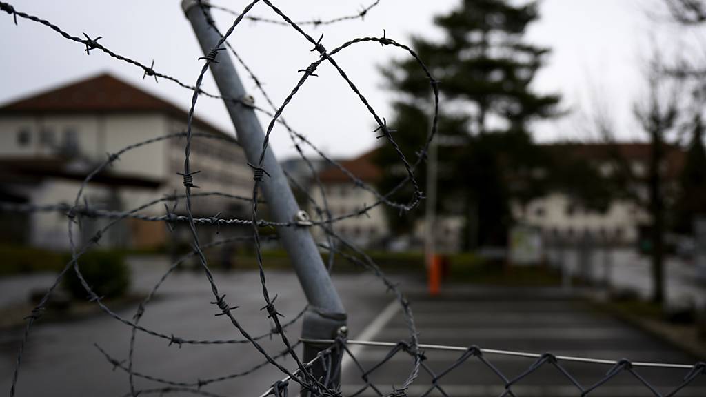 Die Sicherheit rund um Bundesasylzentren soll weiter erhöht werden. Der Bundesrat schlägt hierfür Änderungen im Asylgesetz vor. (Themenbild)