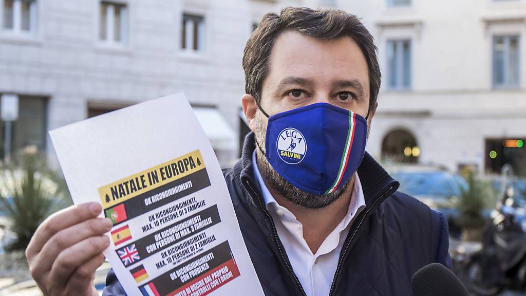 Matteo Salvini, ehemaliger Innenminister von Italien, trägt eine Mund-Nasen-Bedeckung, hält einen Zettel in der Hand und spricht vor dem Senat mit Journalisten. Foto: Roberto Monaldo/LaPresse via ZUMA Press/dpa