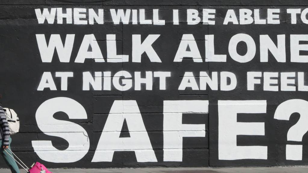 Ein Passant geht an einem Wandbild der irischen Künstlerin Emmalene Blake im Stadtzentrum vorbei. Die Aufschrift bezieht sich nach dem Tod von Sarah Everard auf Gewalt gegen Frauen.