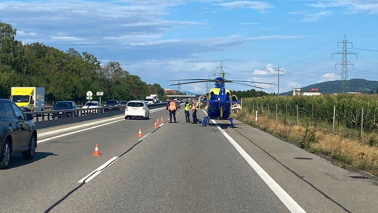 Rettungshelikopter im Einsatz - Auffahrunfall zwischen zwei Autos