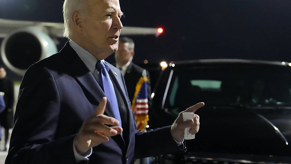 US-Präsident Joe Biden bei seiner Ankunft auf dem Flughafen. Biden trifft bei seinem zweitägigen Besuch in Deutschland unter anderem Bundespräsident Steinmeier und Kanzler Scholz. Foto: Ben Curtis/AP