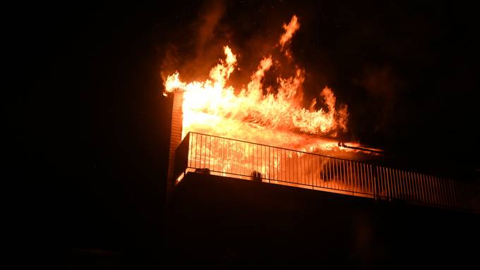 Brand auf Balkon eines Wohnhauses – keine Verletzten
