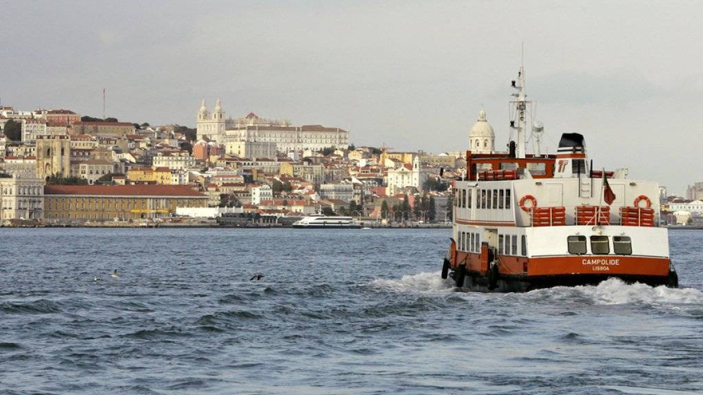 Bei einem Unglück mit einer Fähre sind in Lissabon 34 Personen verletzt worden. (Archivbild von Fähren auf dem Tejo)