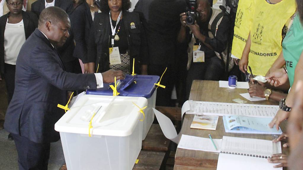 Der mosambikanische Präsident Filipe Nyusi gibt seine Stimme für die Parlaments- und Präsidentschaftswahlen in der Hauptstadt Maputo ab.