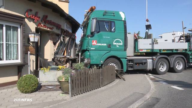 Riesenglück bei LKW-Crash ins Restaurant Ballwil