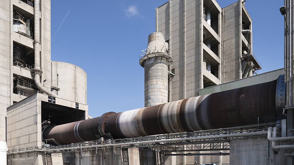 Der Zementkonzern Holcim ist der grösste CO2-Emittent im SMI. Im Bild ein Drehrohrofen, der Rohmaterial auf bis zu 1600 Grad Celsius erhitzt, in einem Holcim Zementwerk in Untervaz, Graubünden. (KEYSTONE/Gaetan Bally)