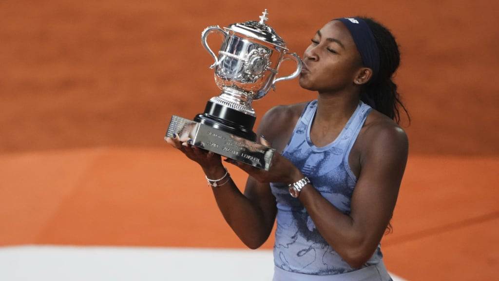 Emotionaler Moment: Coco Gauff küsst die Coupe Suzanne-Lenglen für die Siegerin des French Open in Paris