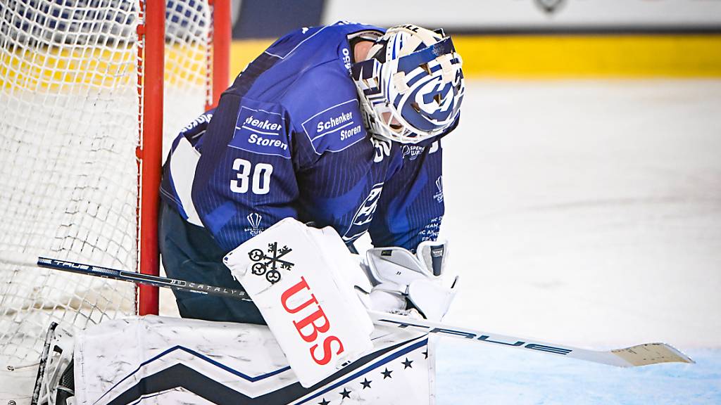 Ambri-Keeper Janne Juvonen muss fünf Treffer einstecken