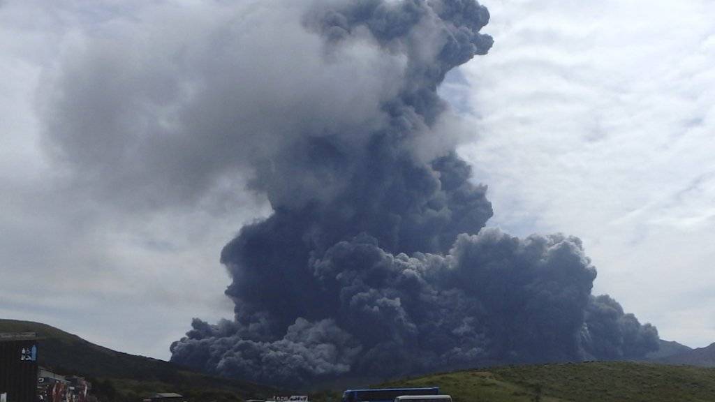 Touristen werden gewarnt und Flüge annulliert: Der Aso auf der japanischen Hauptinsel Kyushu speit dicke schwarze Aschewolken in den Himmel.