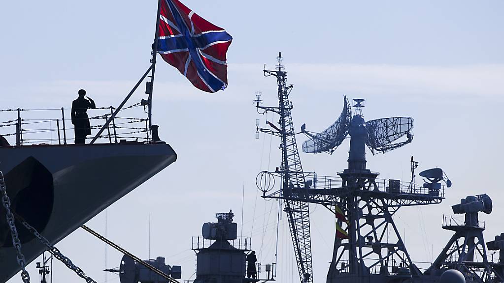 Ein russischer Matrose (l) salutiert am Bug des Raketenkreuzers «Moskwa» (Archivbild). Das Flaggschiff der Schwarzmeerflotte ist nach russischen Angaben gesunken. 