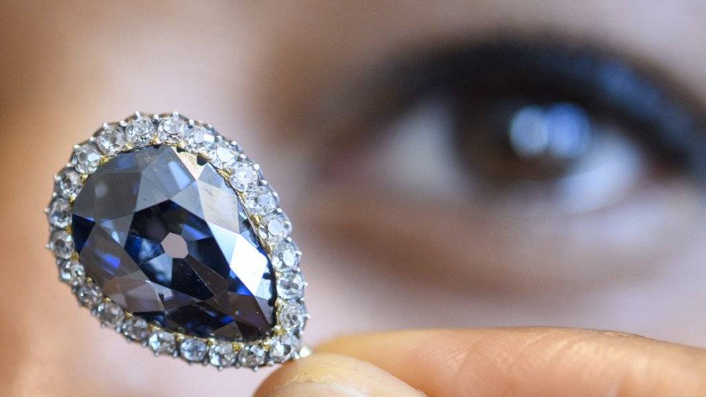 Der blaue Diamant einer spanischen Königin aus dem 18. Jahrhundert ist für 5,6 Millionen Euro versteigert worden.