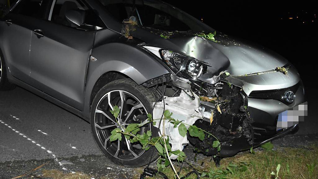 In Marbach ist ein alkoholisierter Fahrer in einen Baum gefahren und hat sich dabei verletzt.