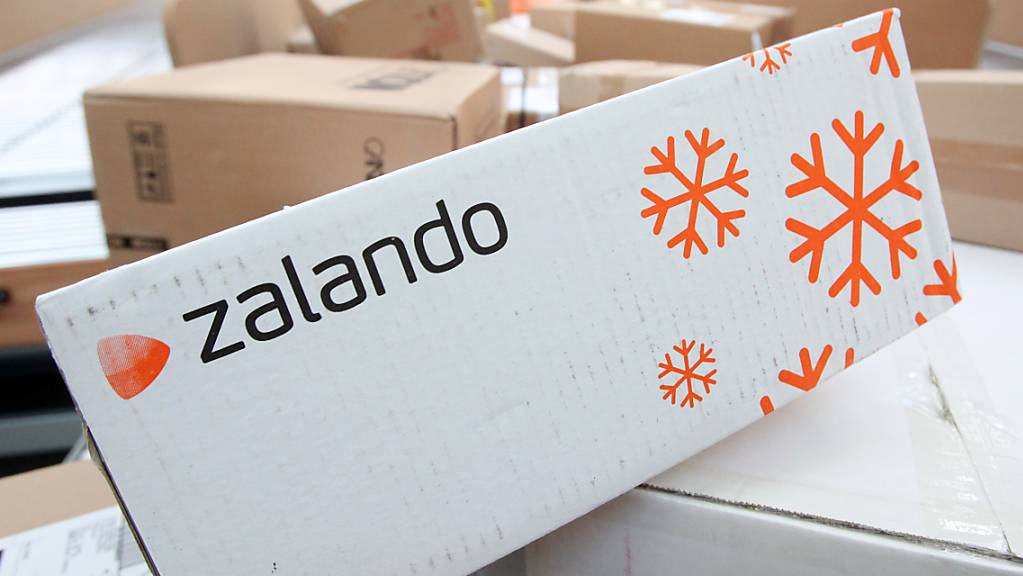 Der Onlinehändler Zalando bekommt die sinkende Kauflust der Konsumenten wegen der Corona-Pandemie zu spüren. (Archiv)