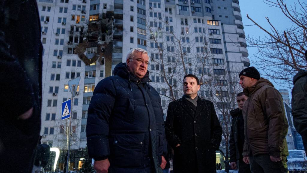 Der ukrainische Außenminister Andrij Sybiha (l) und der tschechische Außenminister Petr Macinka besichtigen ein Wohnhaus, das durch einen russischen Angriff auf Kiew beschädigt wurde. Foto: Vasilisa Stepanenko/AP/dpa