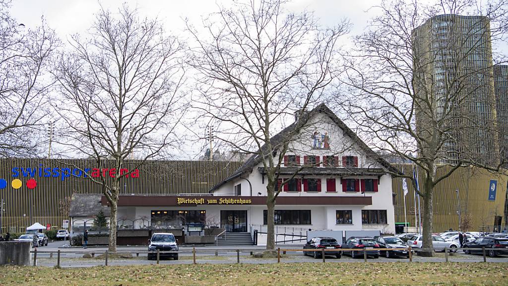 Die neue Fernbushaltestelle soll auf einer bestehenden Parkfläche neben dem Schützenhaus zu stehen kommen. (Archivbild)