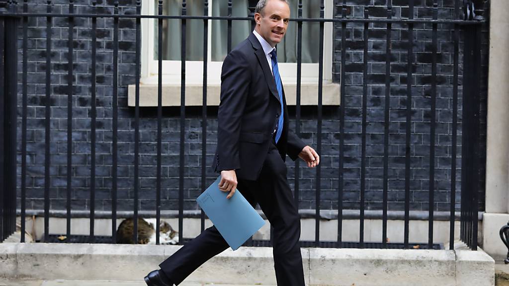 Dominic Raab, Außenminister von Großbritannien, geht vor der 10 Downing Street. Foto: Aaron Chown/PA Wire/dpa