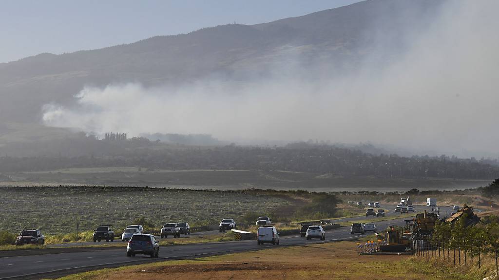 Die Trockenheit facht die Feuer in Verbindung mit starken Winden weiter an. Foto: Matthew Thayer/The Maui News/AP