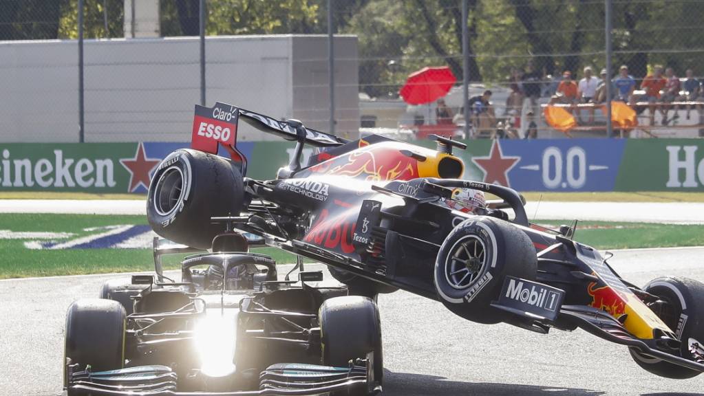 Verstappen fliegt mit seinem Red Bull über den Mercedes von Lewis Hamilton.