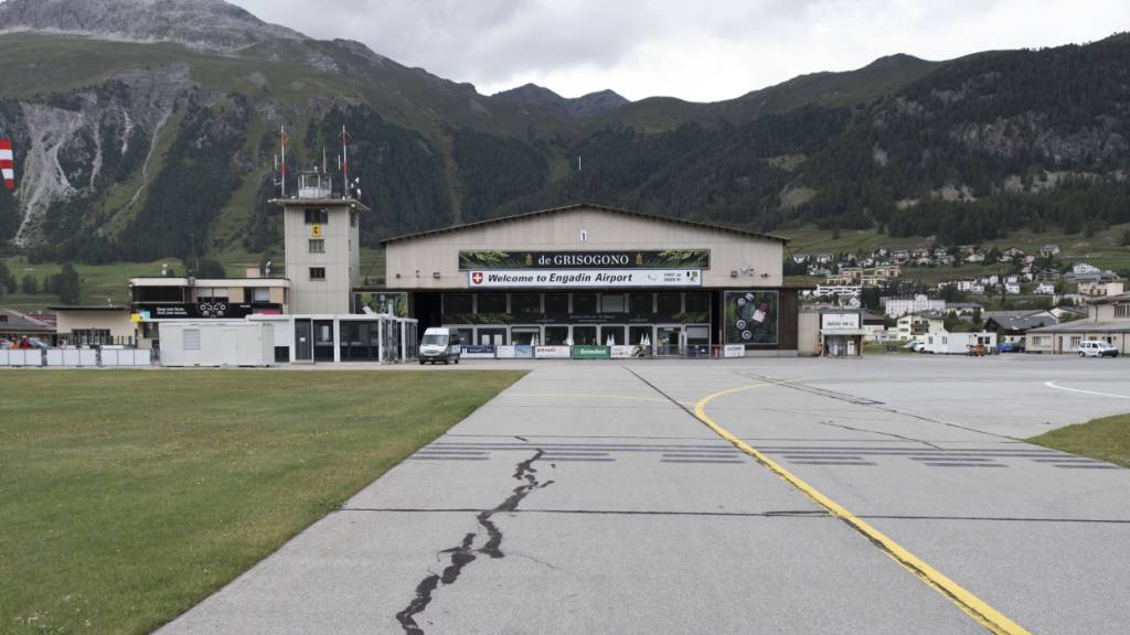 Der Flughafen Samedan soll erneuert werden. Aktuell ist das Bauprojekt aber blockiert. (Archivbild)