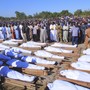 ARCHIV - Menschen stehen bei einer Beerdigung vor den Leichen der Personen, die bei einem Angriff ums Leben gekommen sind. Im Nordosten Nigerias sind der UN zufolge bei einem «brutalen» Angriff mindestens 110 Menschen getötet worden. Foto: Jossy Ola/AP/dpa