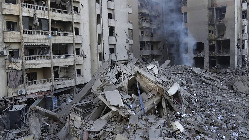 Rauch steigt aus einem zerstörten Gebäude auf, das von einem israelischen Luftangriff auf Dahiyeh, einem südlichen Vorort von Beirut, getroffen wurde. Foto: Hussein Malla/AP