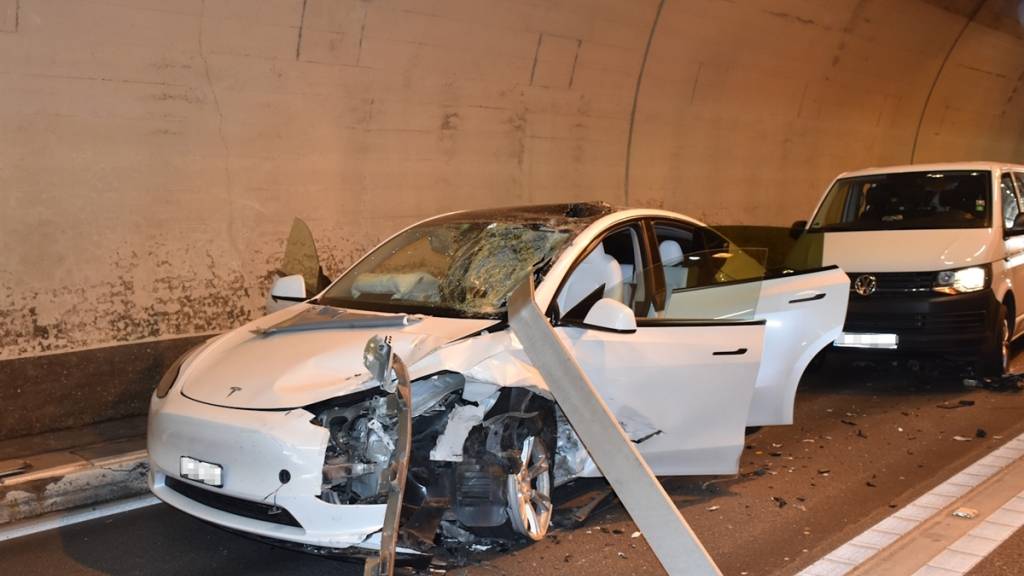 Ein Aluprofil eines verlorengegangenen Anhängers bohrte sich am Mittwoch in Bonaduz GR in die Windschutzscheibe eines Autos.